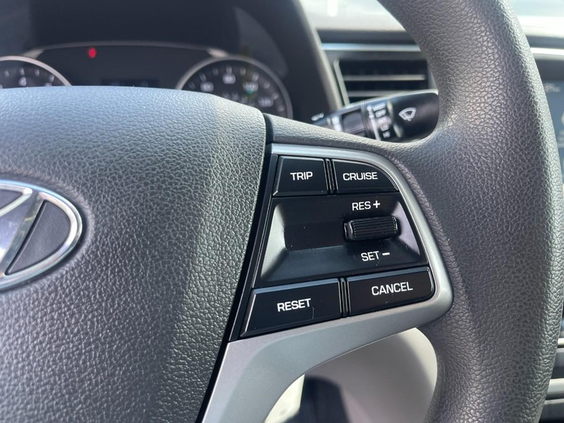 Hyundai Elantra Vehicle Image 21