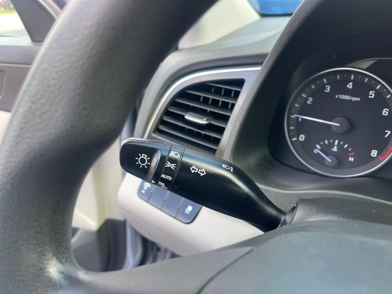 Hyundai Elantra Vehicle Image 22