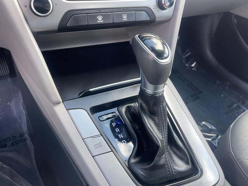 Hyundai Elantra Vehicle Image 25