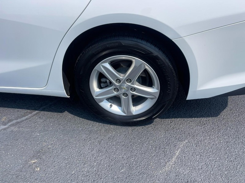 Chevrolet Malibu Vehicle Image 05