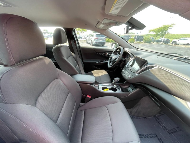 Chevrolet Malibu Vehicle Image 10