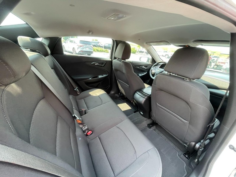 Chevrolet Malibu Vehicle Image 13