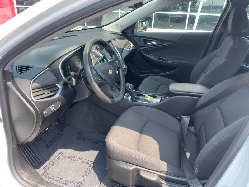 Chevrolet Malibu Vehicle Image 18