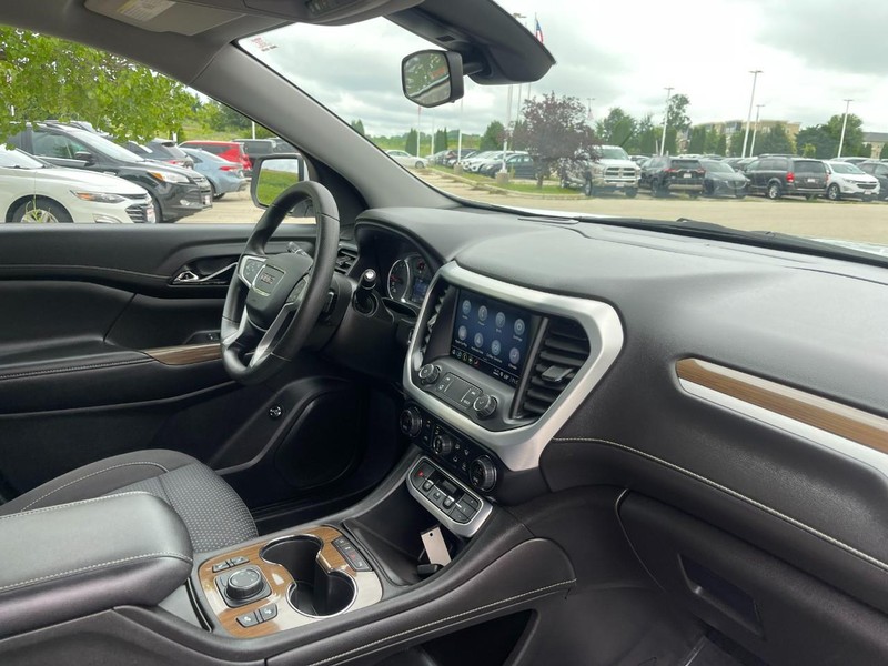 GMC Acadia Vehicle Image 10