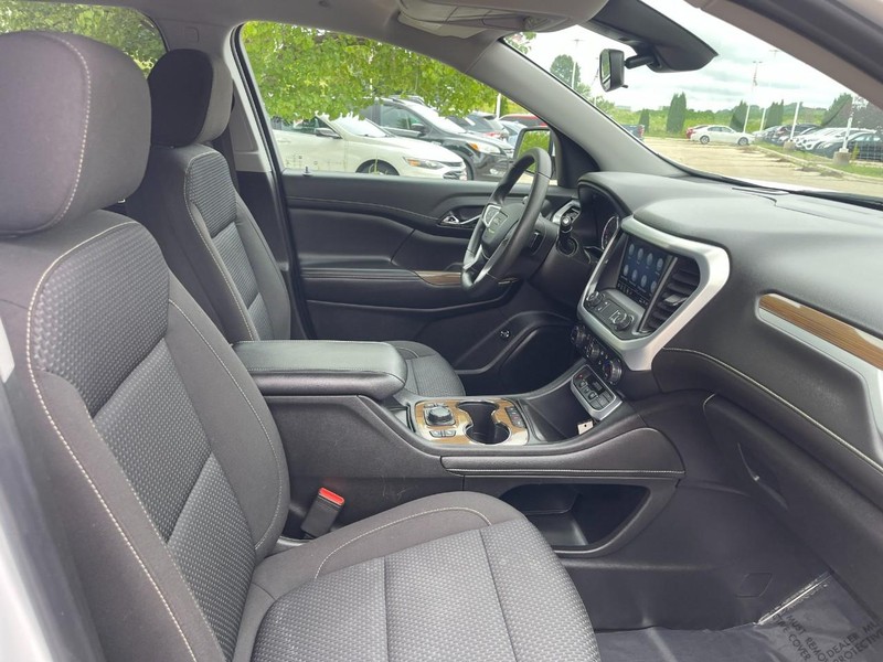 GMC Acadia Vehicle Image 11