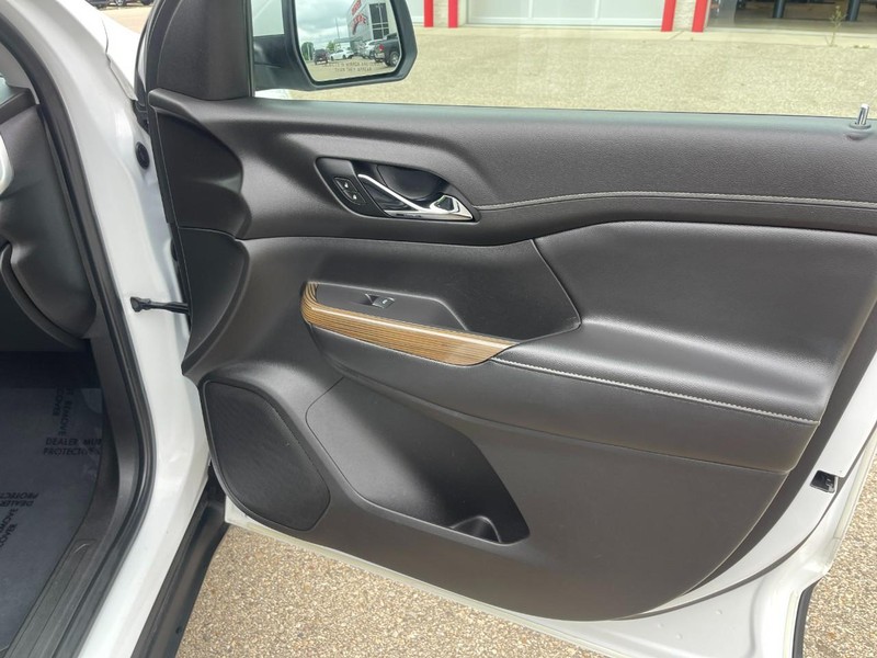 GMC Acadia Vehicle Image 12