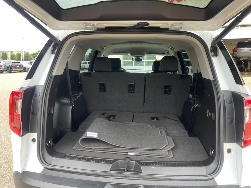 GMC Acadia Vehicle Image 16