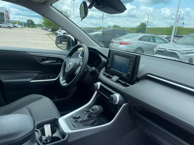 Toyota RAV4 Hybrid Vehicle Image 02