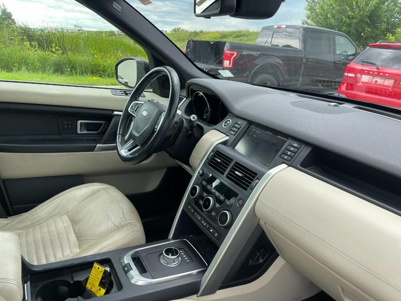 Land Rover Discovery Sport Vehicle Image 02