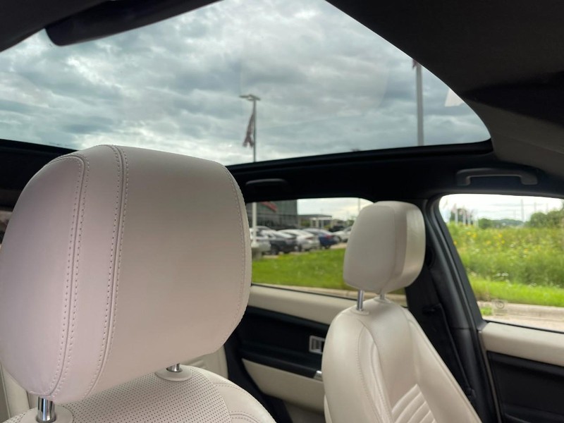 Land Rover Discovery Sport Vehicle Image 03