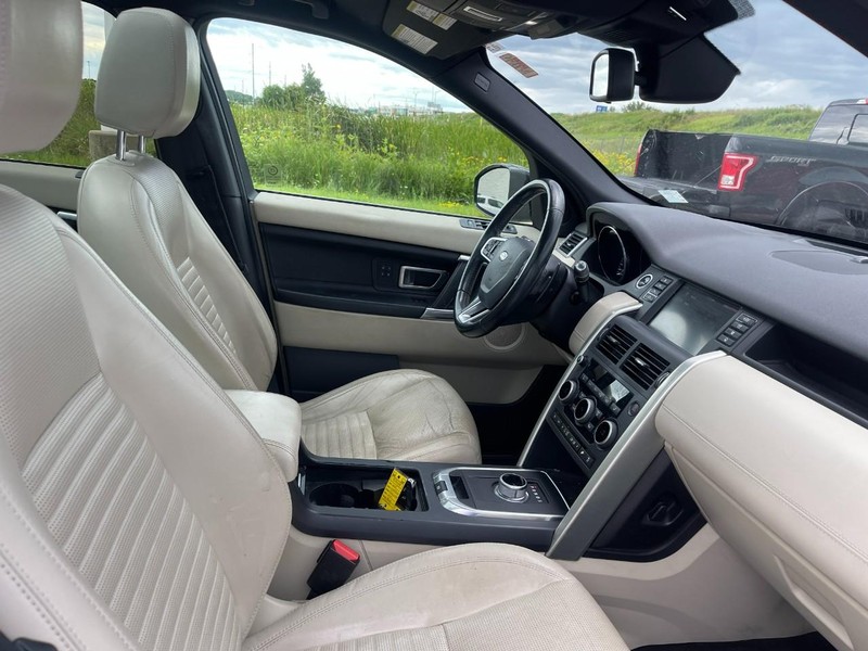 Land Rover Discovery Sport Vehicle Image 04