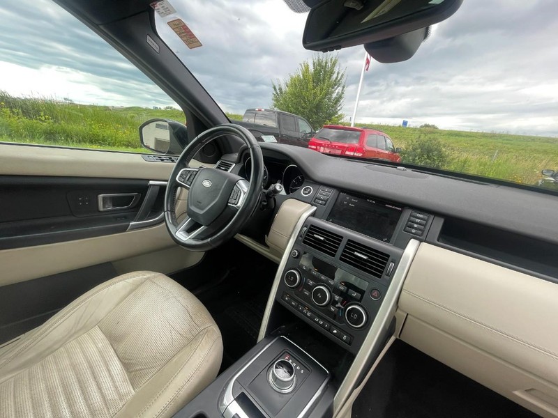 Land Rover Discovery Sport Vehicle Image 06