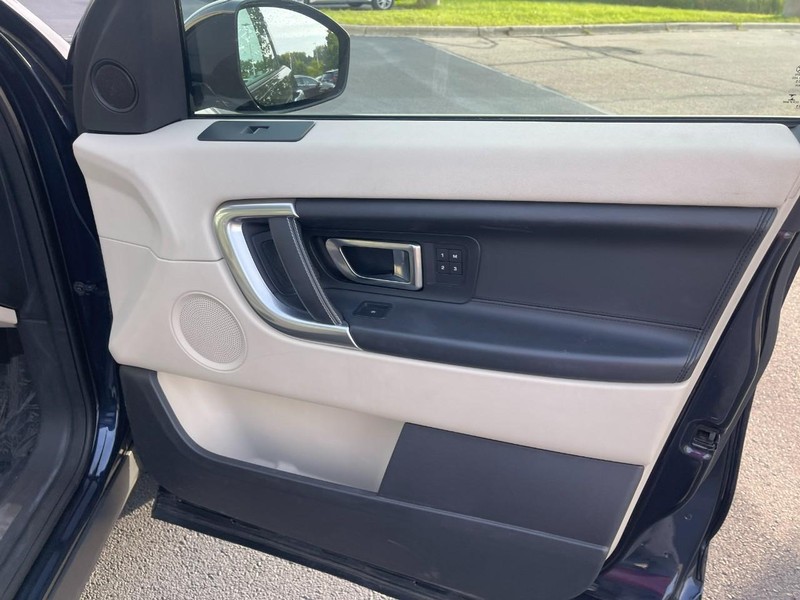 Land Rover Discovery Sport Vehicle Image 09