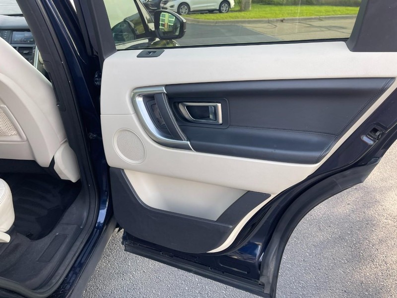 Land Rover Discovery Sport Vehicle Image 13