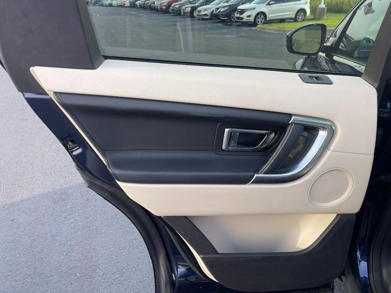 Land Rover Discovery Sport Vehicle Image 17