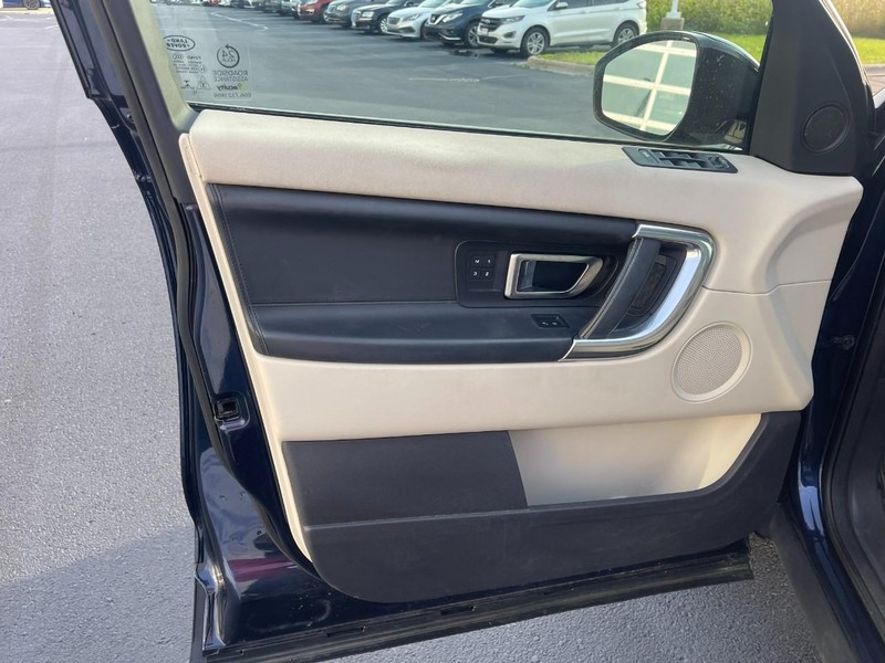 Land Rover Discovery Sport Vehicle Image 19