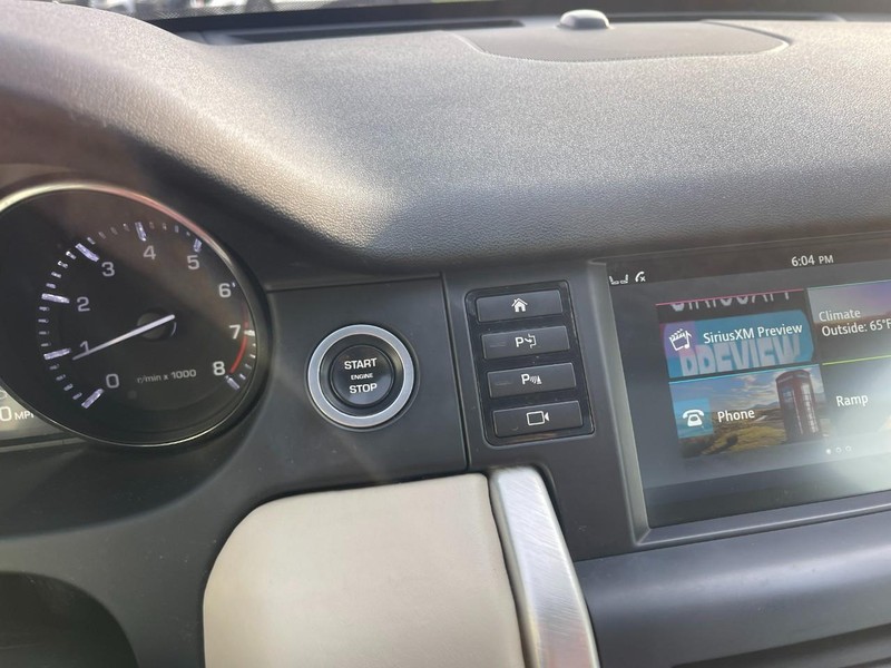Land Rover Discovery Sport Vehicle Image 25