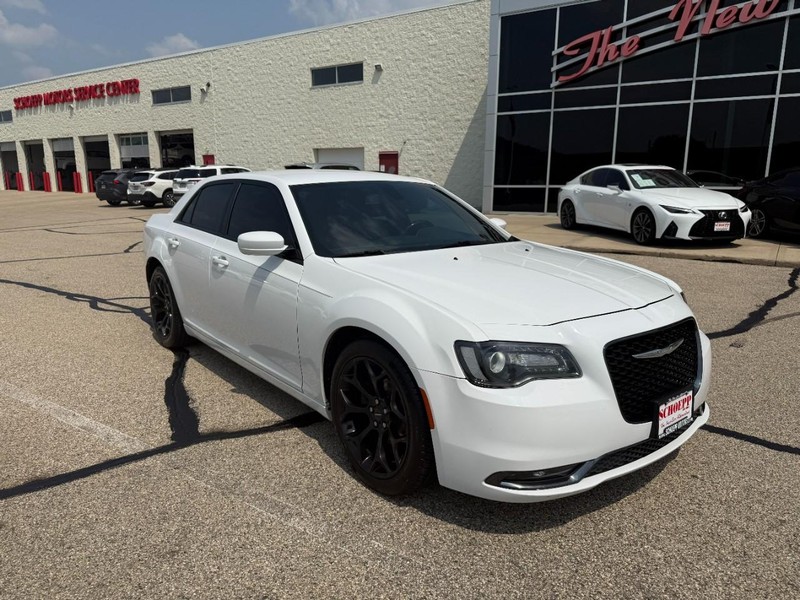 Chrysler 300 Vehicle Image 02