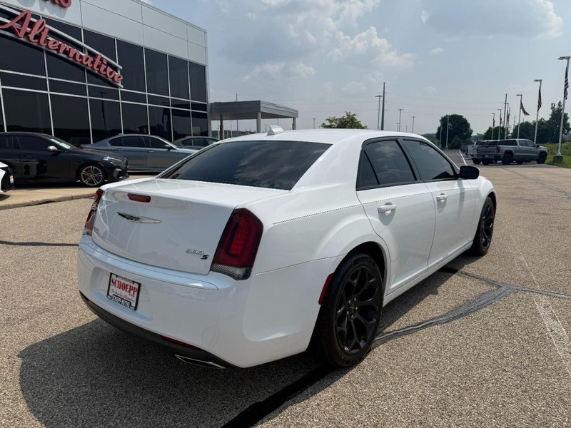 Chrysler 300 Vehicle Image 03