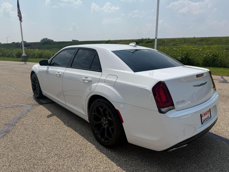 Chrysler 300 Vehicle Image 04