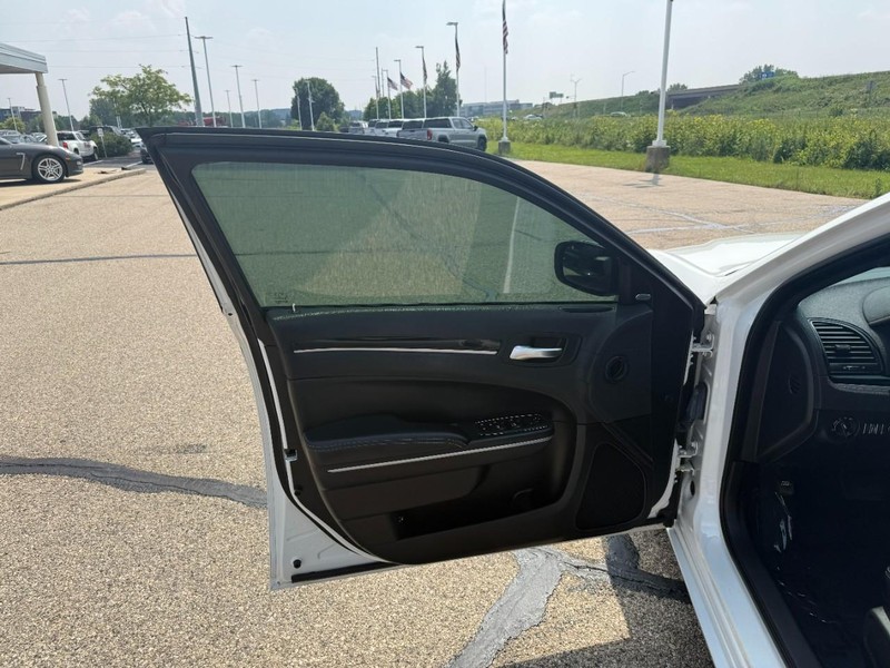 Chrysler 300 Vehicle Image 09