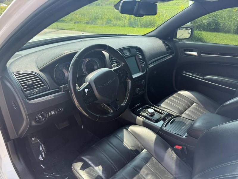 Chrysler 300 Vehicle Image 10