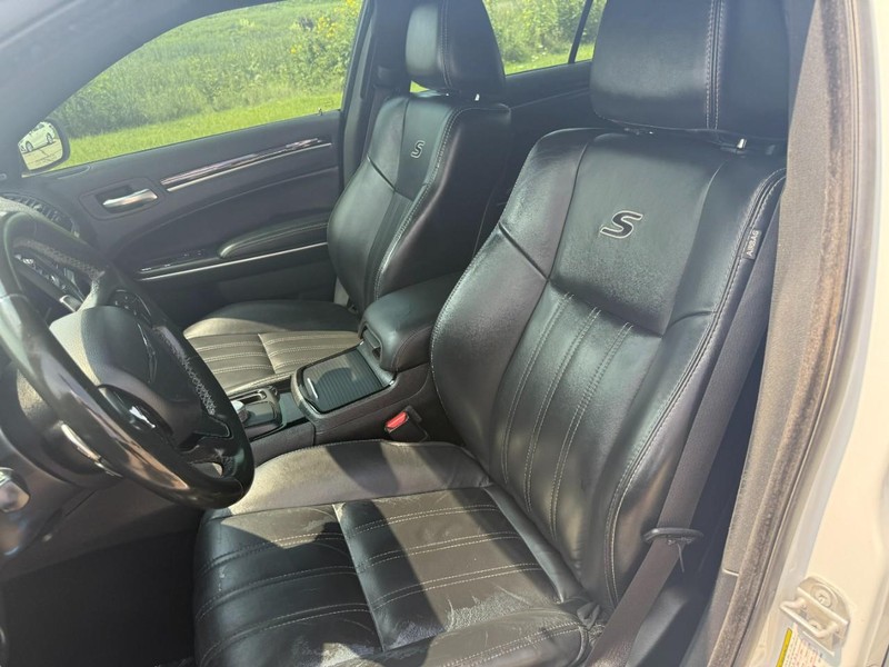 Chrysler 300 Vehicle Image 11