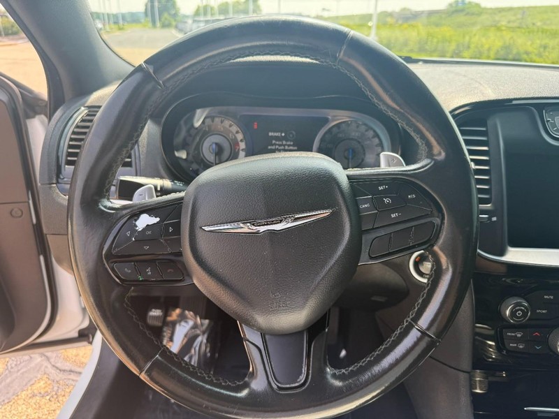 Chrysler 300 Vehicle Image 12