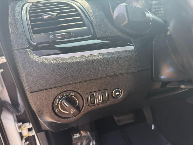 Chrysler 300 Vehicle Image 14