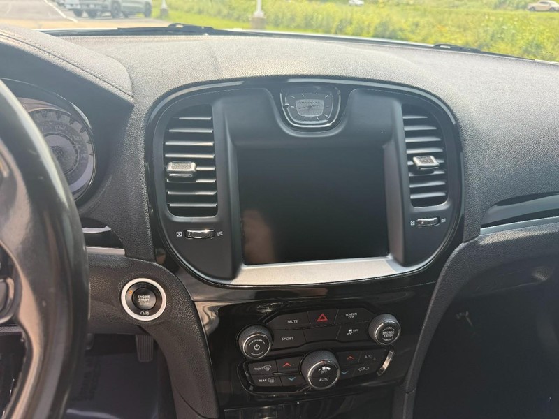 Chrysler 300 Vehicle Image 16