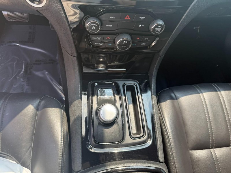 Chrysler 300 Vehicle Image 17