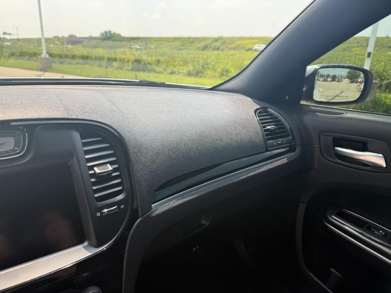 Chrysler 300 Vehicle Image 18