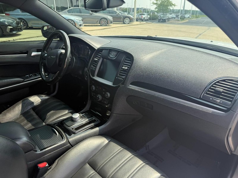 Chrysler 300 Vehicle Image 23