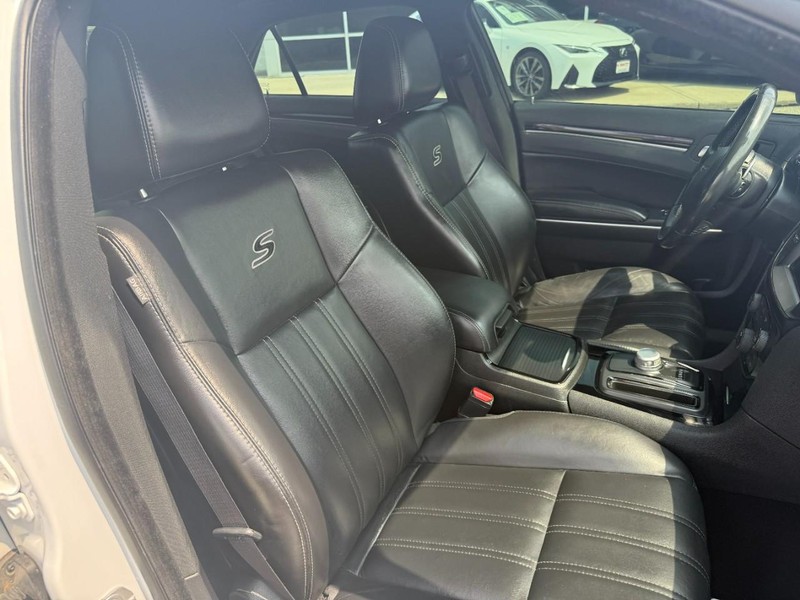 Chrysler 300 Vehicle Image 24