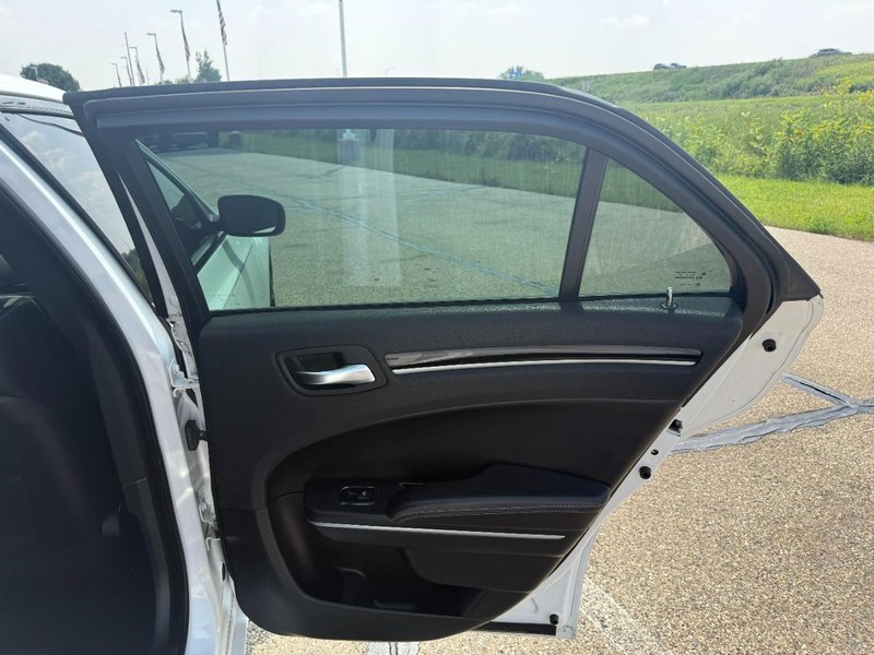 Chrysler 300 Vehicle Image 25