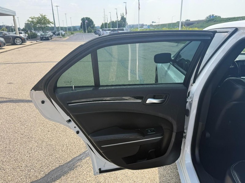 Chrysler 300 Vehicle Image 28