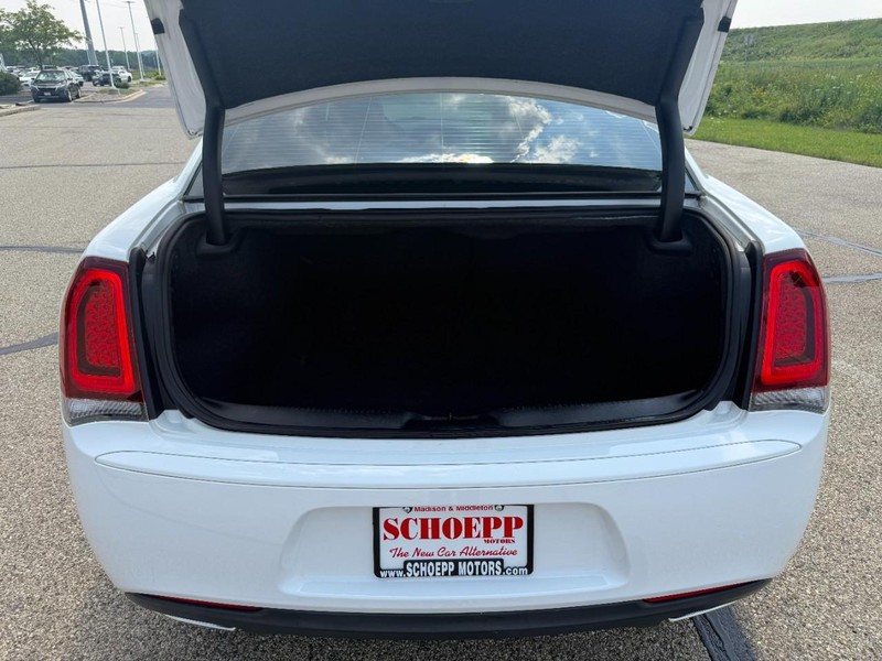 Chrysler 300 Vehicle Image 32