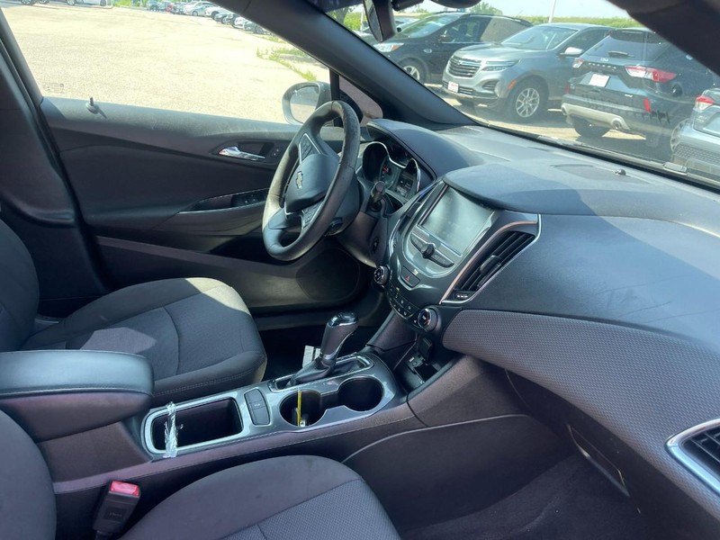 Chevrolet Cruze Vehicle Image 02