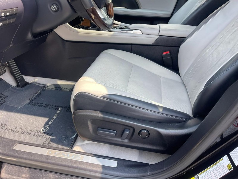 Lexus RX Vehicle Image 22
