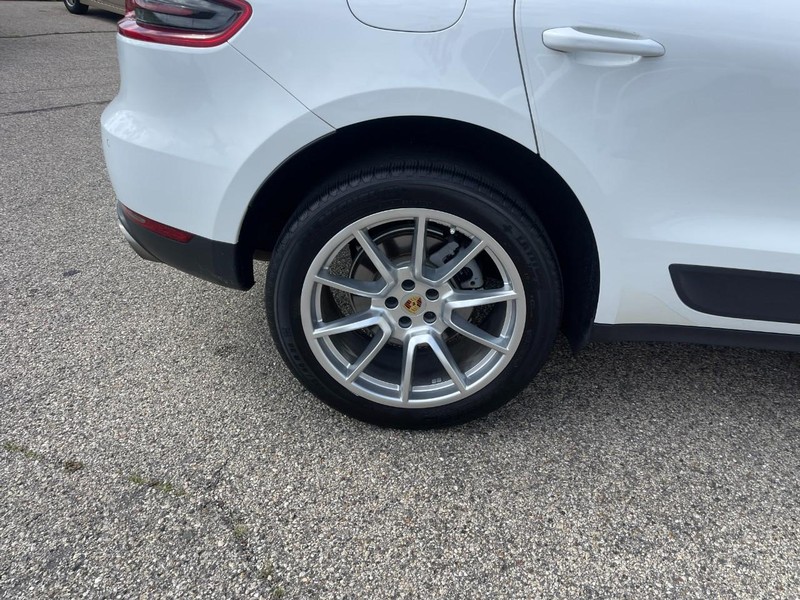 Porsche Macan Vehicle Image 09