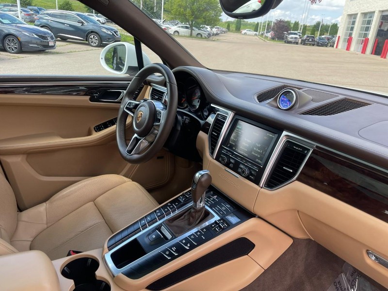 Porsche Macan Vehicle Image 10