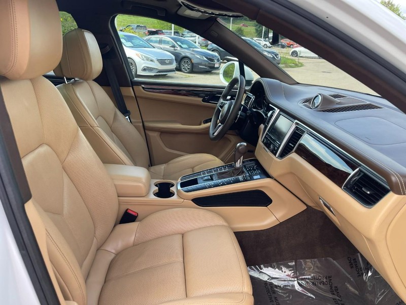Porsche Macan Vehicle Image 12