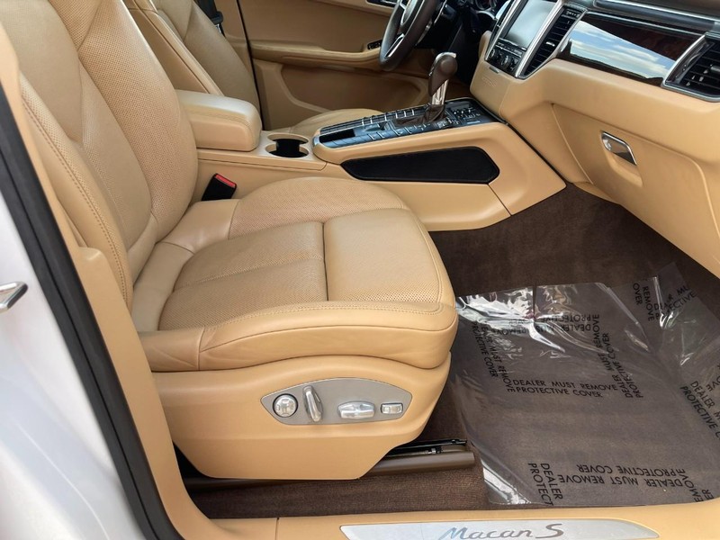 Porsche Macan Vehicle Image 13