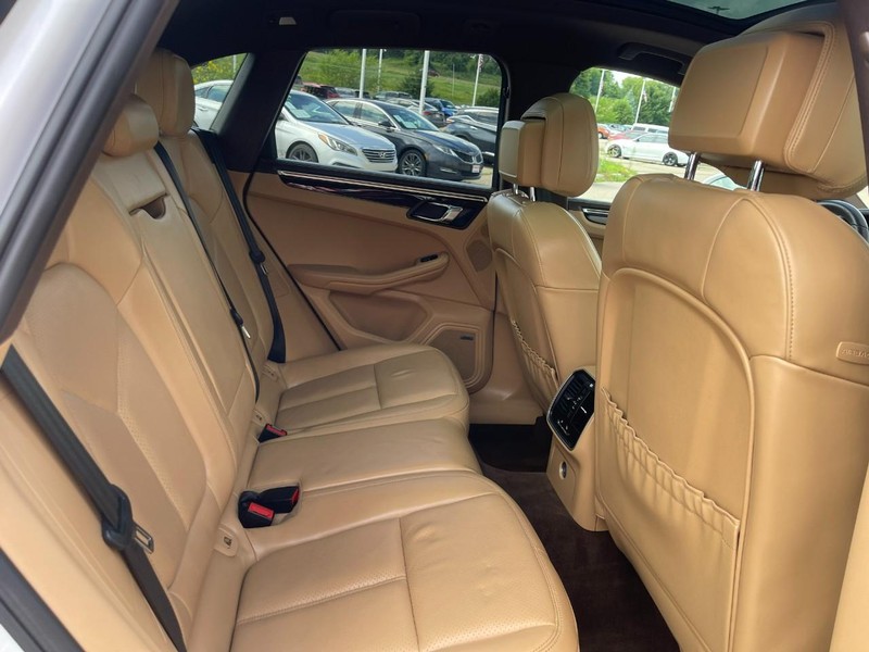Porsche Macan Vehicle Image 16