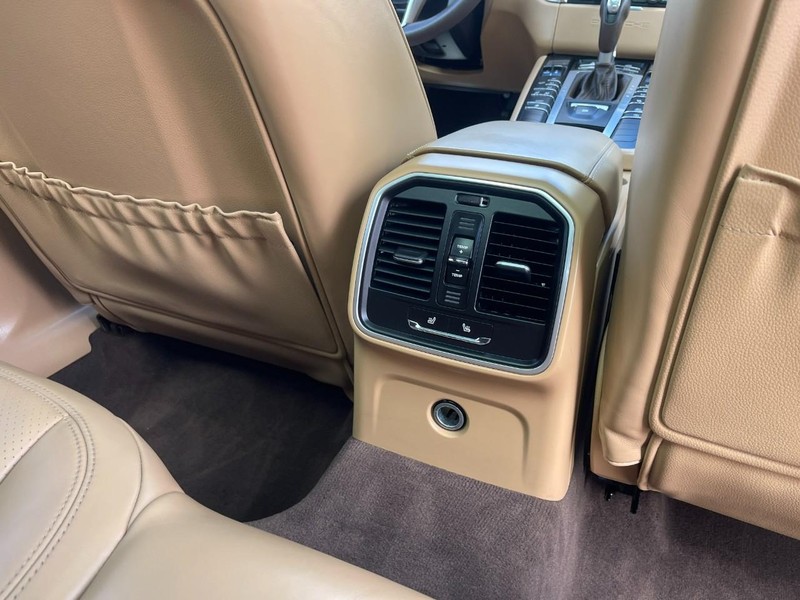 Porsche Macan Vehicle Image 17