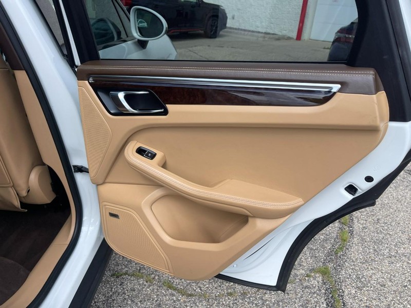 Porsche Macan Vehicle Image 18