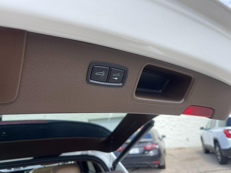Porsche Macan Vehicle Image 20
