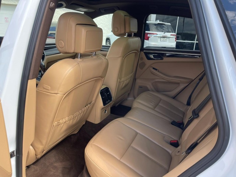 Porsche Macan Vehicle Image 21