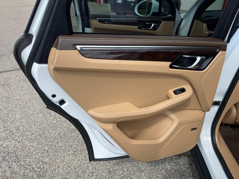 Porsche Macan Vehicle Image 22