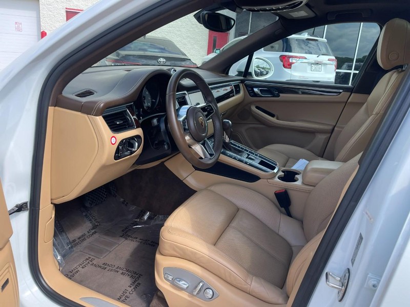 Porsche Macan Vehicle Image 23